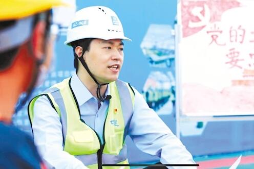 中国建筑三局总承包安装分公司团委书记、电气工程师肖帅:工友们搬来小板凳， 听他讲“青年力量”